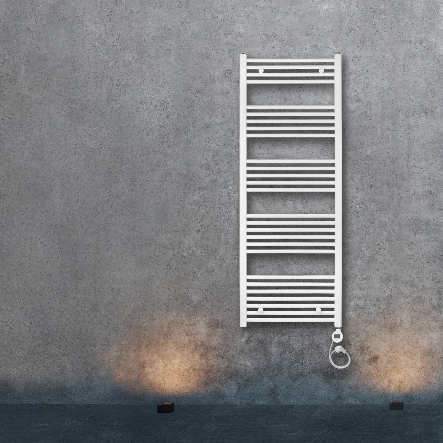 Weißer, elektrischer Badheizkörper Winterberg XXL, 160x60 cm, an grauer Wand.