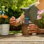 Gardena EasyPump Pumpsprüher 1 l beim Befüllen, Akku-Drucksprüher für Garten und Pflanzen.