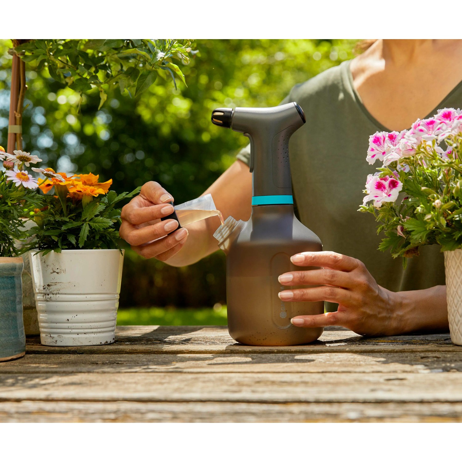 Gardena EasyPump Pumpsprüher 1 l beim Befüllen, Akku-Drucksprüher für Garten und Pflanzen.