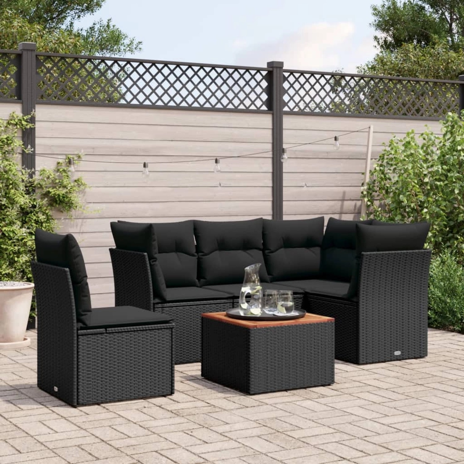 Schwarze 6-tlg. vidaXL Garten-Sofagarnitur aus Poly Rattan mit Kissen und Tisch.