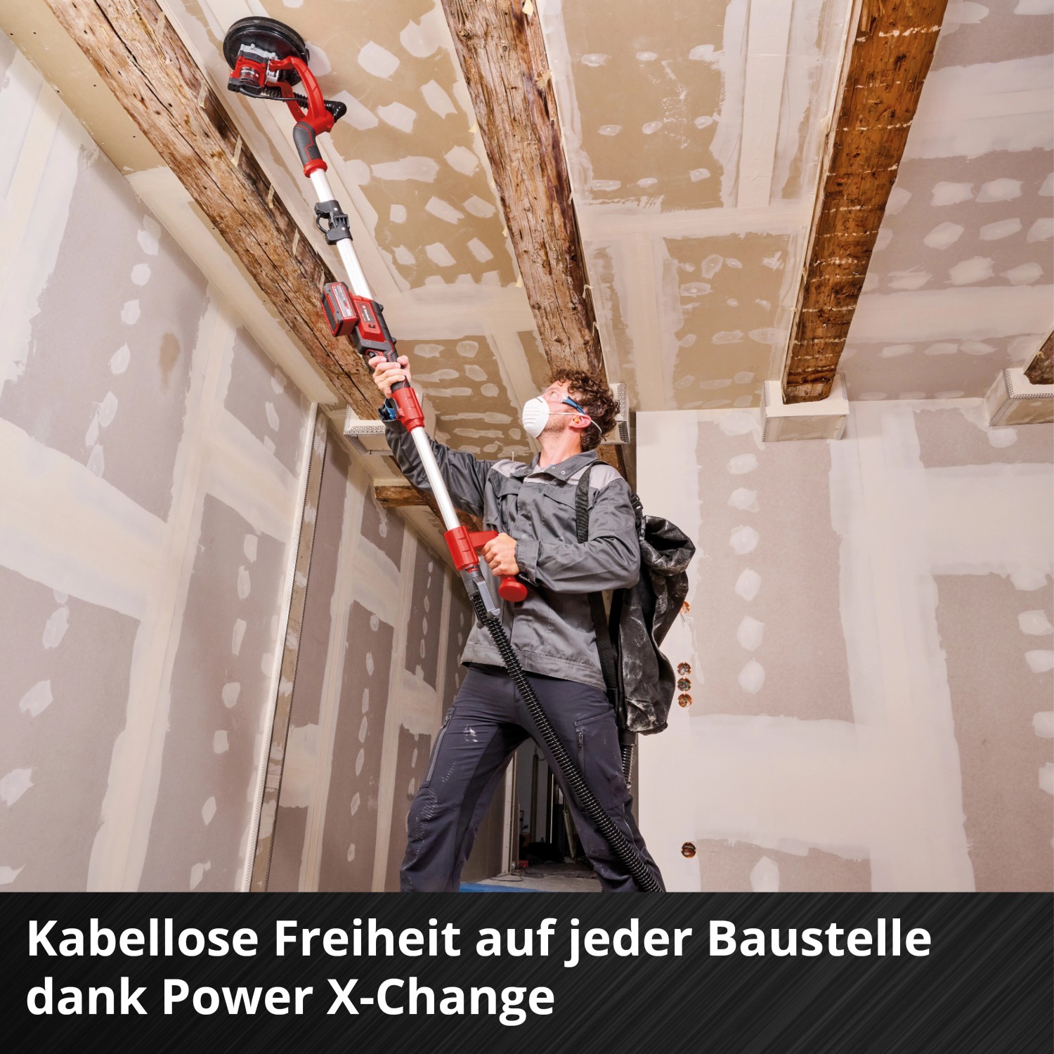 Einhell Akku-Trockenbauschleifer TP-DW 18/225 Li Solo im Einsatz an Decke. Schleifmaschine in rot.