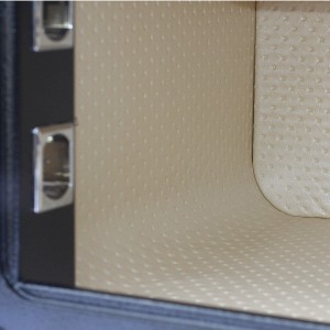 Innenraumansicht des schwarzen mySafe 430 Elektronik-Möbel-Tresors mit hellem, gepunktetem Bezug.