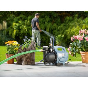 Hauswasservollautomat HWA 4100 im Einsatz zur Gartenbewässerung. Elektro-Pumpe mit LCD-Display.