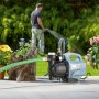Hauswasservollautomat HWA 4100 im Einsatz zur Gartenbewässerung. Elektro-Pumpe mit LCD-Display.