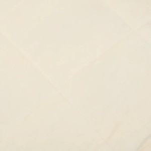 Nahaufnahme: Hellcremefarbene vidaXL Gewichtsdecke, gesteppt, 235x290 cm, 15 kg.