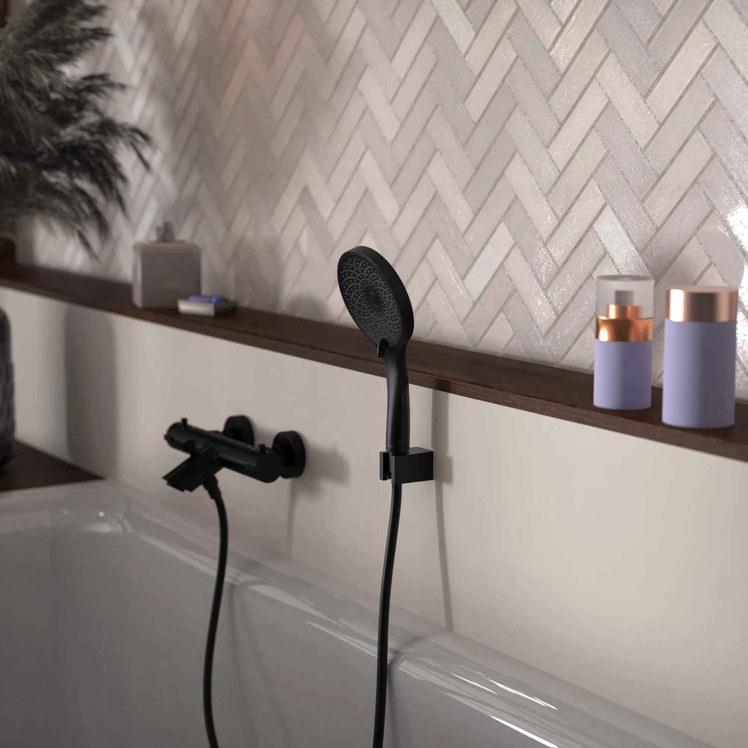 Schwarzes Schütte Handbrause-Set Raven mit Brauseschlauch an Badewanne.