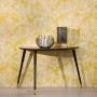 A.S. Creation Vliestapete Grafik Floral Gelb-Creme an Wand hinter Tisch mit Deko.