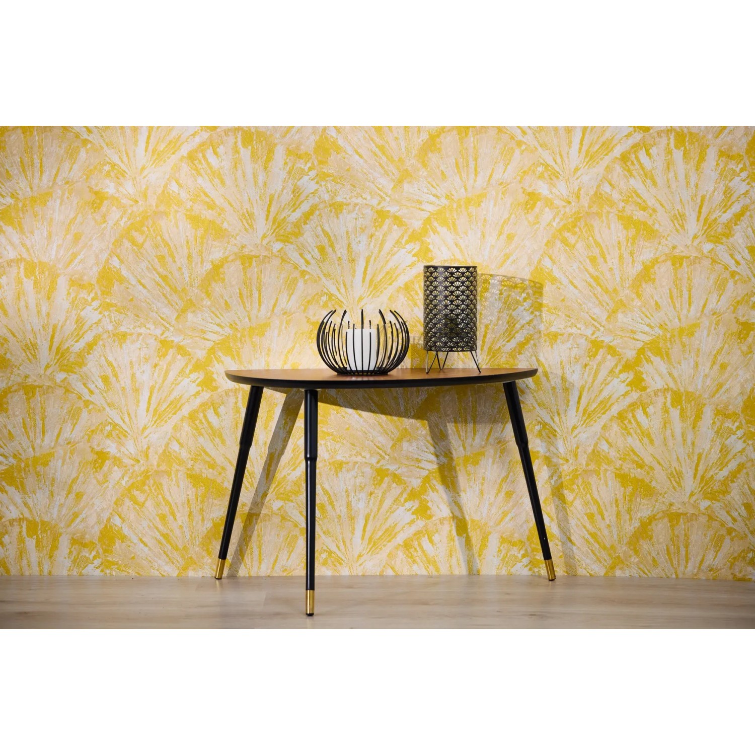 A.S. Creation Vliestapete Grafik Floral Gelb-Creme an Wand hinter Tisch mit Deko.