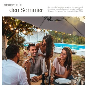 Grauer Tectake Sonnenschirm Ciccio (Ø 350 cm) spendet Schatten für eine Gruppe von Personen im Garten.