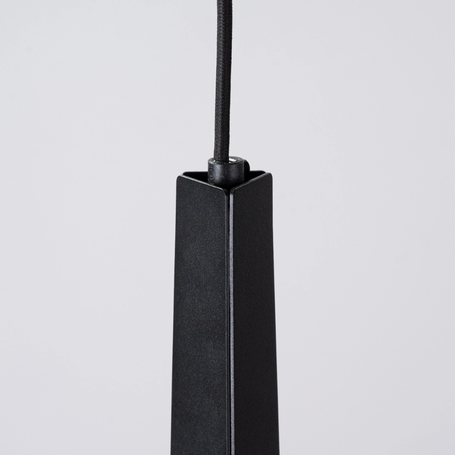 Detailaufnahme: Schwarze Sollux Lighting Hängeleuchte Prysm 1, minimalistisches Design.