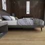 Verlegter Click-Vinylboden Akron Oak Breitdiele Town im Schlafzimmer.