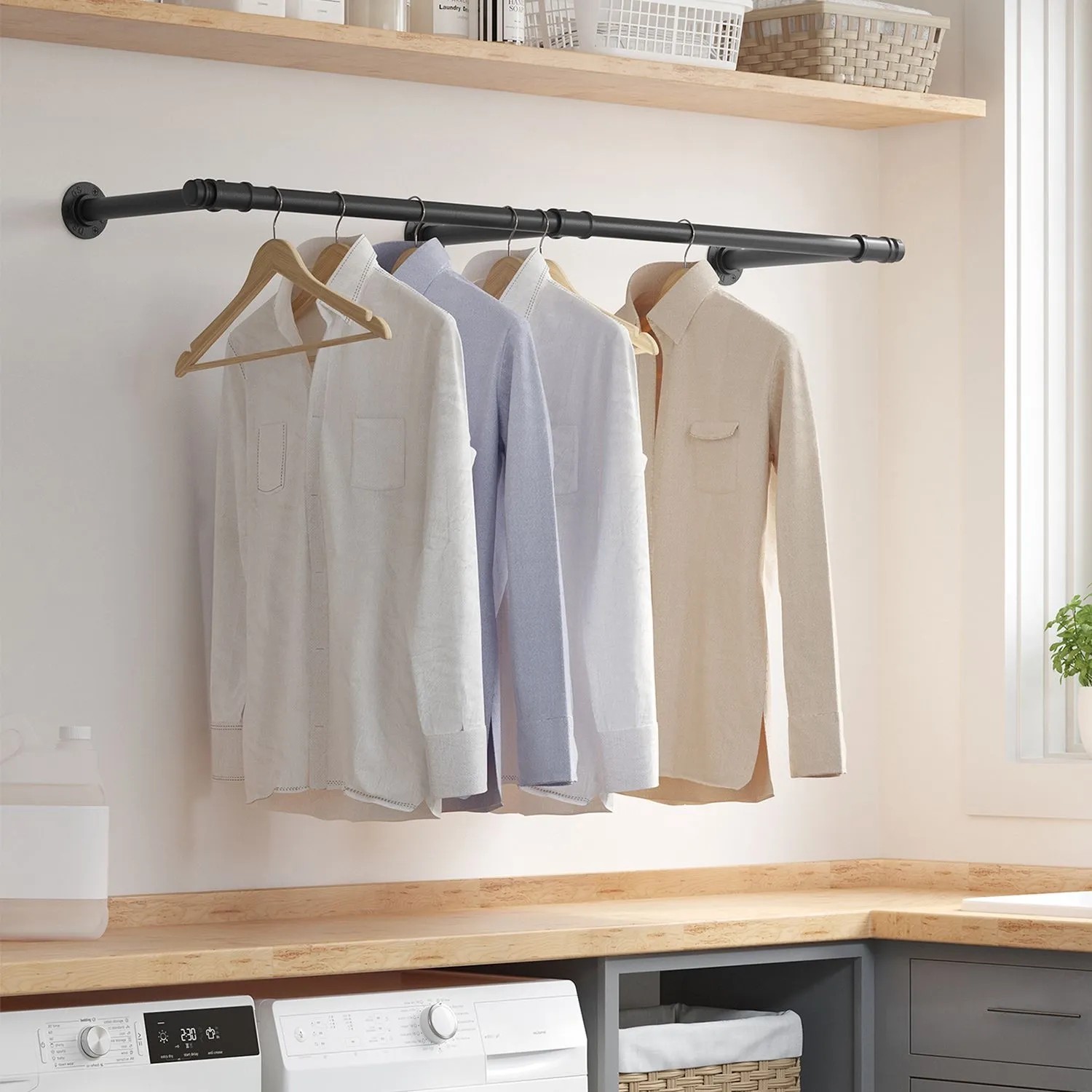 Schwarzer Songmics Kleiderständer zur Wandmontage mit Hemden an Holzbügeln.