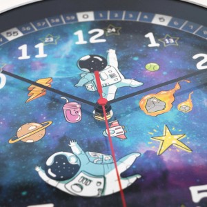 Blaue Wall-Art Wanduhr mit Weltall-Motiv und Astronauten für Kinderzimmer, Ø 29 cm.
