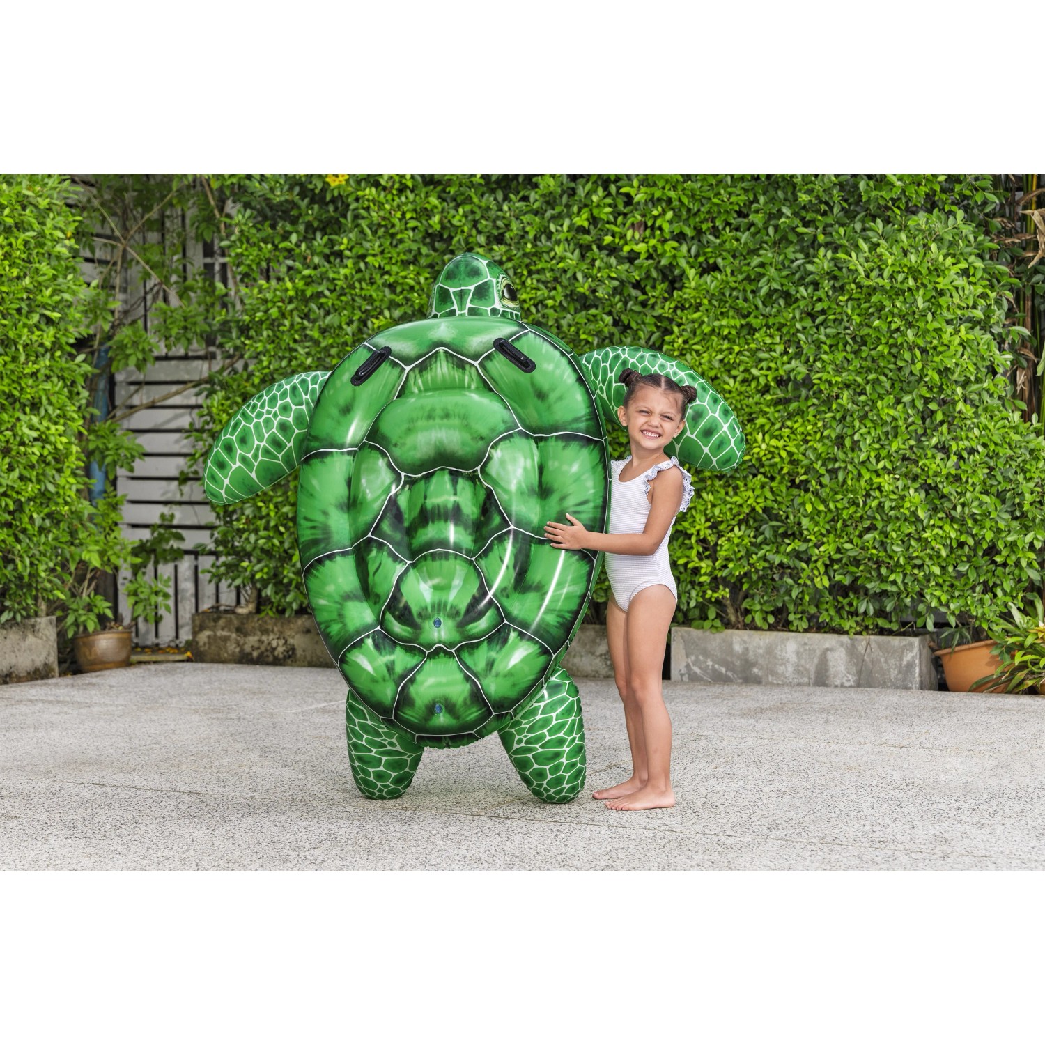 Bestway Schwimmtier Tidal Turtle mit Kind, grüne aufblasbare Wasserschildkröte mit Haltegriffen.