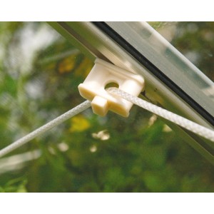 Detailaufnahme: Pflanzenhalter zur Befestigung an Aluprofilen im Gewächshaus.