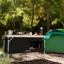 24MOVE Campingküche Praia, faltbar mit Alu-Arbeitsplatte und Tragetasche im Outdoor-Einsatz.