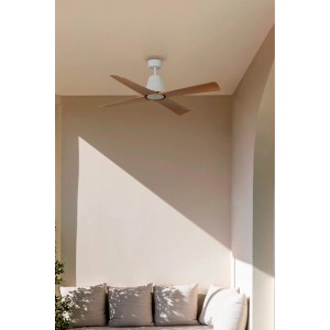 Weißer FARO Deckenventilator Typhoon mit Ahornflügeln und Fernbedienung im Außenbereich.