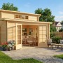 Unbehandeltes Carlsson Gartenhaus Lausitz mit Pultdach, 400x440 cm, mit geöffneten Doppeltüren.