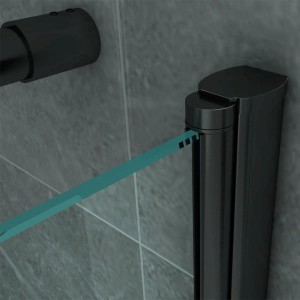 Detailaufnahme: Belvit Duschkabine mit Drehtür, Sicherheitsglas und mattschwarzem Rahmen.