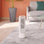 Weißer Keramik-Heizlüfter Nagu 2000 W im Wohnraum. Elektrisches Heizgerät mit LED-Anzeige.