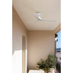 Weißer FARO Outdoor Deckenventilator mit drei Flügeln und Fernbedienung an der Decke.