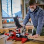 Einhell TC-SM 2131/1 Dual Zug-Kapp-Gehrungssäge in Nutzung mit Werkstück.