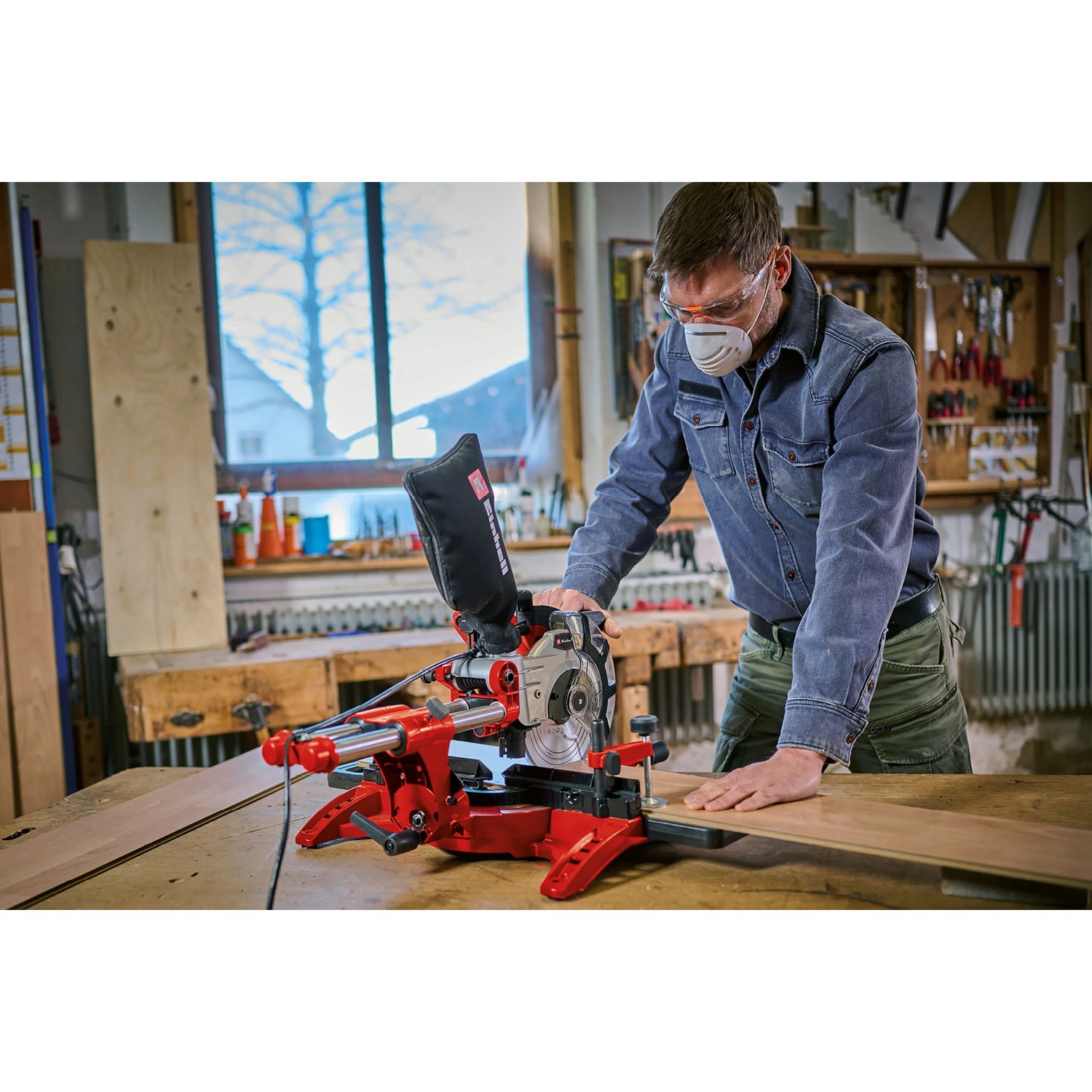 Einhell TC-SM 2131/1 Dual Zug-Kapp-Gehrungssäge in Nutzung mit Werkstück.
