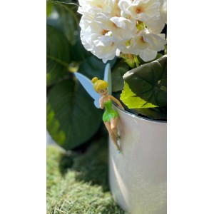 Blumentopf mit Tinkerbell Topfanhänger als Dekoration.