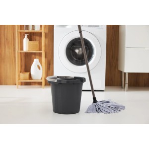 Anthrazitfarbener Rotho Skaleneimer Daily 10 l mit Putzlappen und Wischmopp vor Waschmaschine.