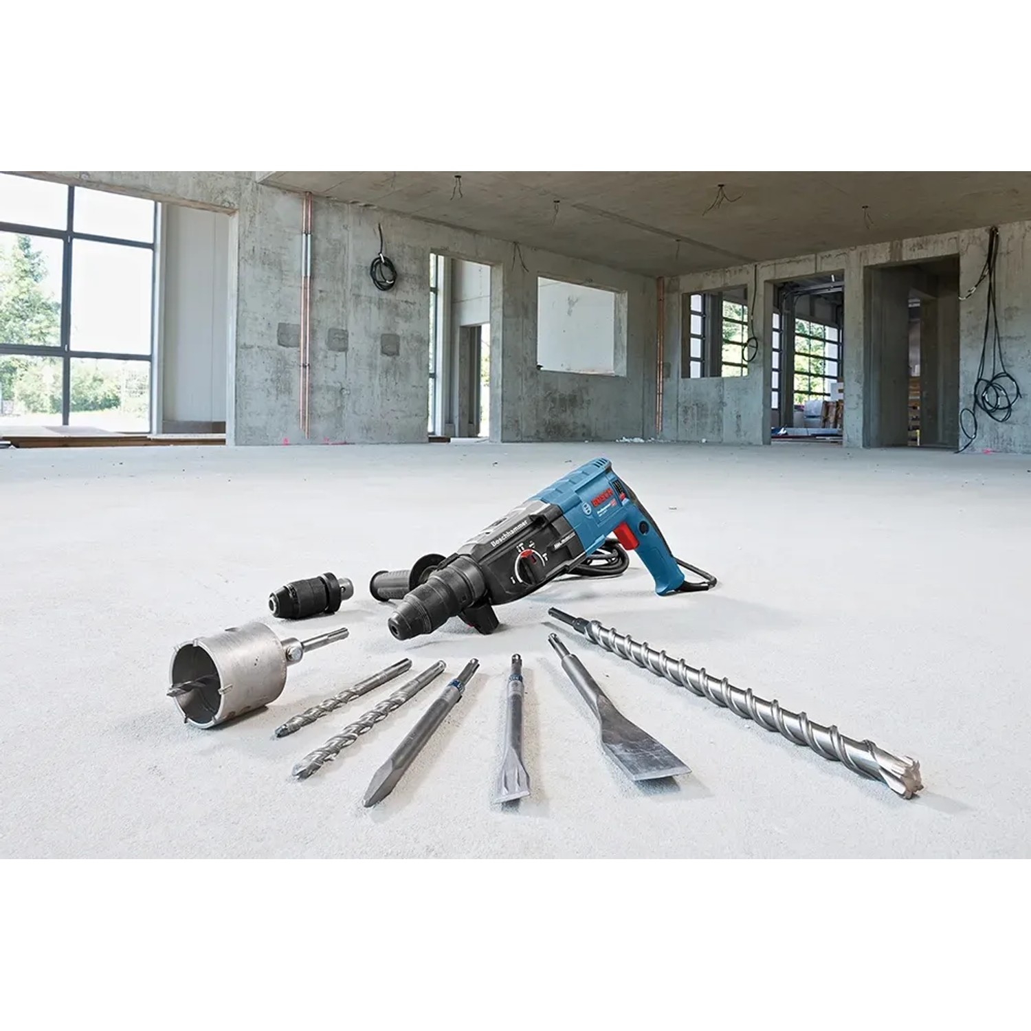 Bosch Professional GBH 2-28 F Bohrhammer mit Zubehör und Koffer im Rohbau.