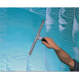 Unger Fensterwischer 35 cm in Schwarz beim Fensterputzen.