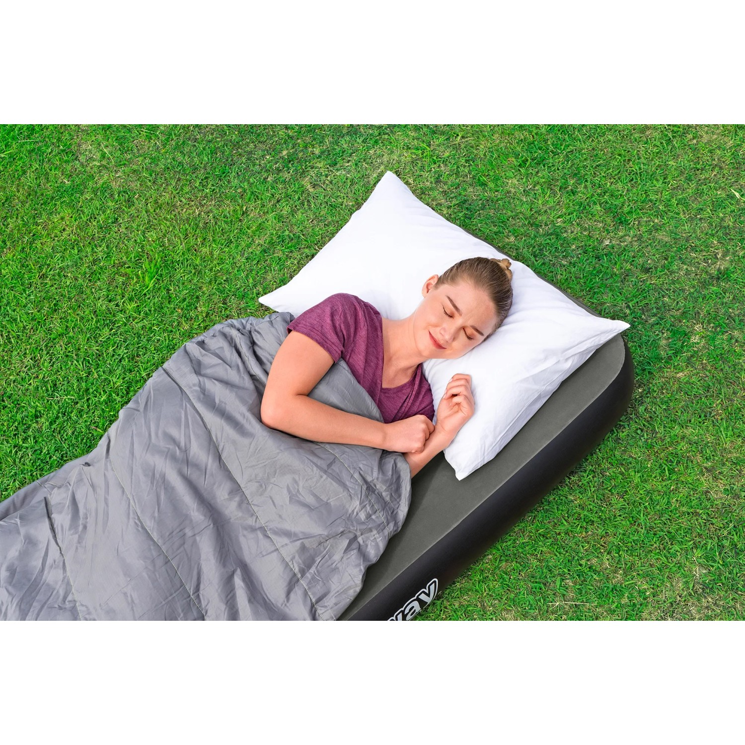 Bestway Luftbett für 1 Person, 185x76x25cm, mit Schlafsack und Kissen auf Rasen.