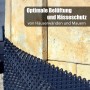 Robuste schwarze Noppenfolie an einer hellen Wand. Bietet Nässeschutz und Belüftung für Mauern, Hochbeete und Fundamente.