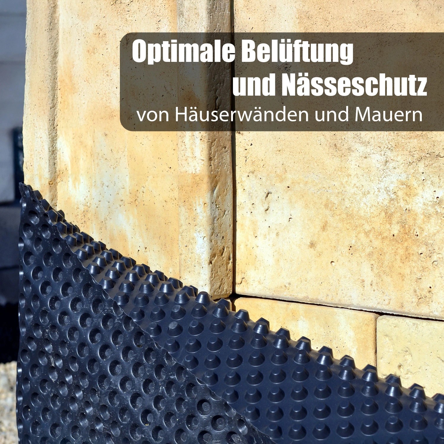 Robuste schwarze Noppenfolie an einer hellen Wand. Bietet Nässeschutz und Belüftung für Mauern, Hochbeete und Fundamente.