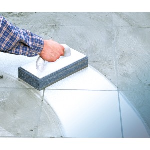 LUX Fliesenwaschbrett Classic (14x28cm) im Einsatz zum Reinigen von Fliesen.