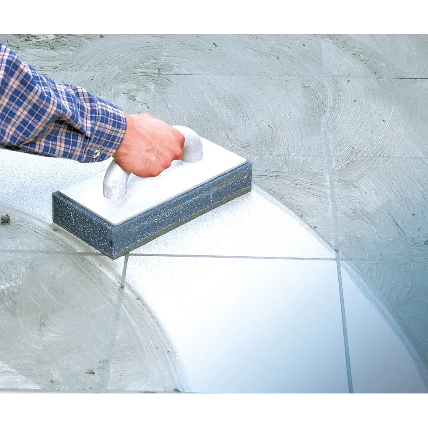 LUX Fliesenwaschbrett Classic (14x28cm) im Einsatz zum Reinigen von Fliesen.