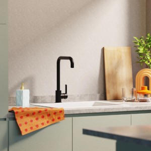 Moderne schwarze matte EISL FUTURA Niederdruck Spültischarmatur mit schwenkbarem Auslauf in Küche.