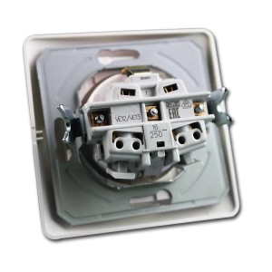 TEM EKONOMIK Steckdose weiß, Unterputz, 16A 250V. Rückseite mit Installationsmechanismus und Schutzkontakt.