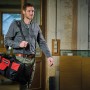 Einhell Werkzeugtasche (56cm) in Rot-Schwarz mit Tragegurt, getragen von einer Person.