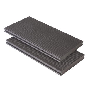 Kovalex WPC Terrassendiele, massiv, graubraun, mit Holzstruktur und geriffelter Unterseite.