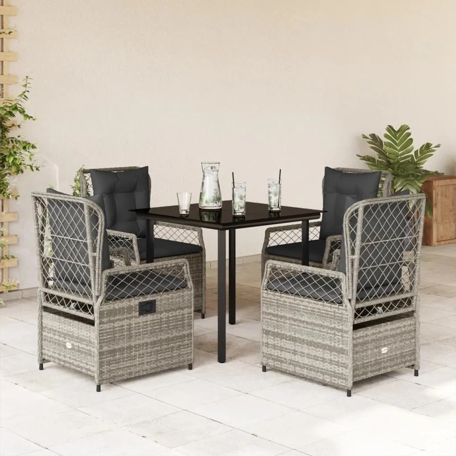 5-teilige Garten Essgruppe aus grauem Poly Rattan mit schwarzen Kissen und Tisch mit Glasplatte.