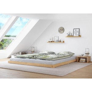 Breites Doppelbett aus Buche Massivholz 180x200 cm mit Rollrost im Schlafzimmer.