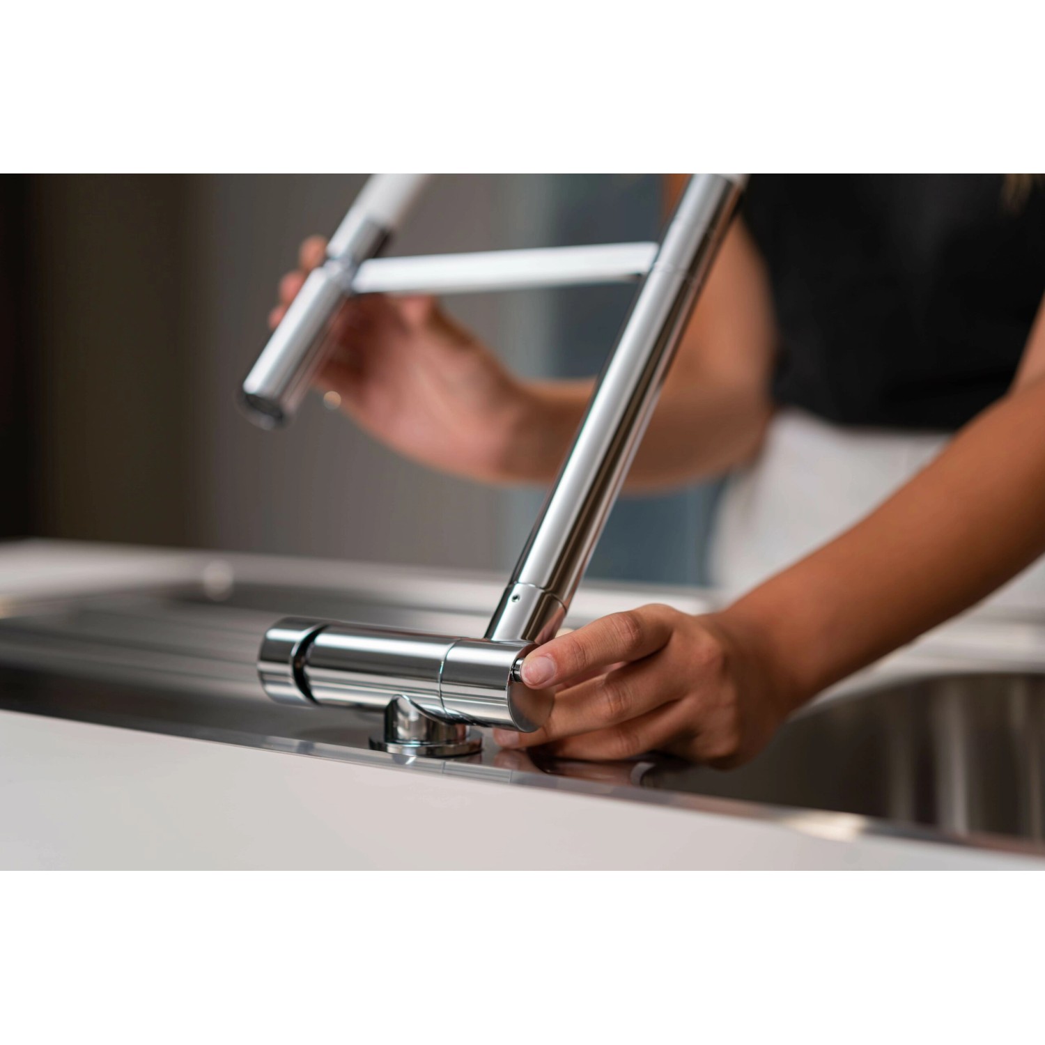 VIZIO Küchenarmatur, verchromt/hellblau, umklappbar mit Handbrause. Ideal für Vorfenster-Montage.