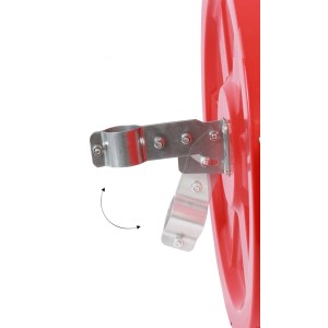 Detailaufnahme der schwenkbaren Halterung des TRUTZHOLM Sicherheitsspiegels (60 cm).