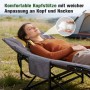 Frau entspannt auf grauem Feldbett mit integriertem Kopfkissen im Freien. Ideal als Campingbett oder Klappbett.