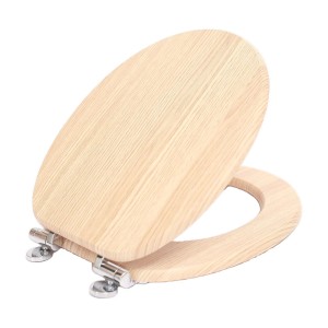 Heller WC-Sitz in Holzoptik mit Absenkautomatik, leicht geöffnet, glänzende Scharniere. Robuster MDF Holzkern.