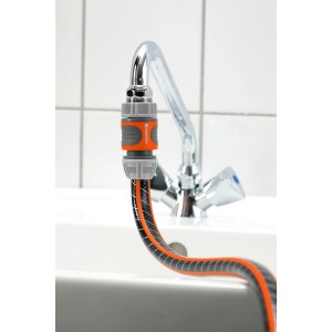 Gardena Schnellanschluss-Satz am Wasserhahn, für 13-15mm Schläuche.