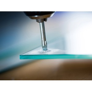 LUX Glasbohrer Classic 10 mm bohrt ein Loch in eine Glasscheibe.