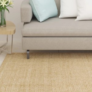 Naturfarbener Sisalteppich 80x100 cm mit gewebter Struktur unter einem Sofa. Ideal für den Innenbereich.