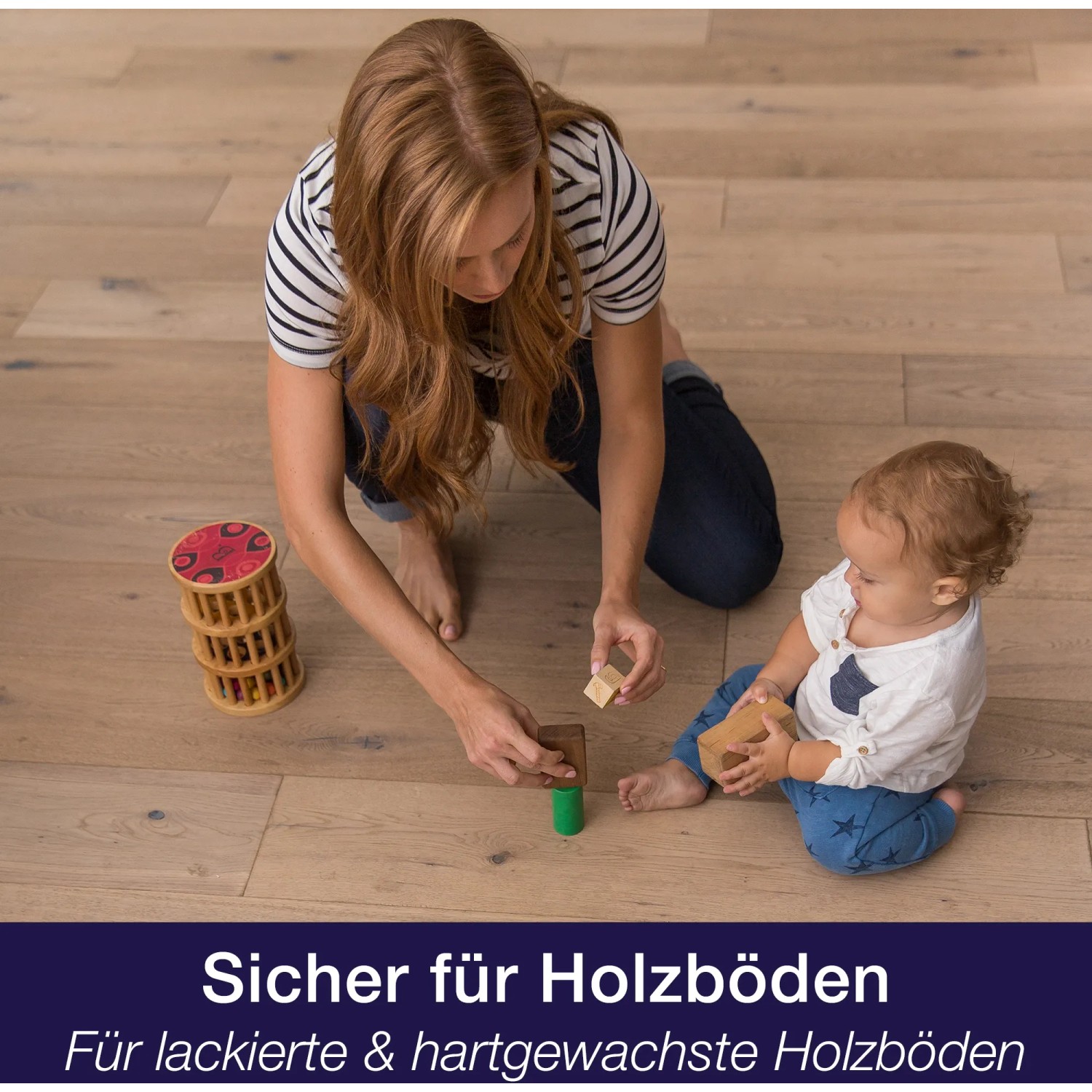 Frau und Kind spielen auf Parkettboden, gereinigt mit Bona Parkettreiniger. Sicher für Holz.